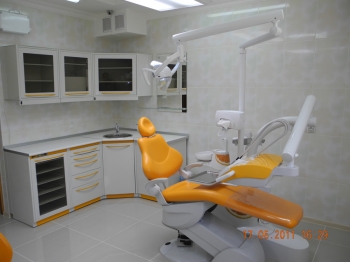 Зубоврачебный кабинет с желтым креслом